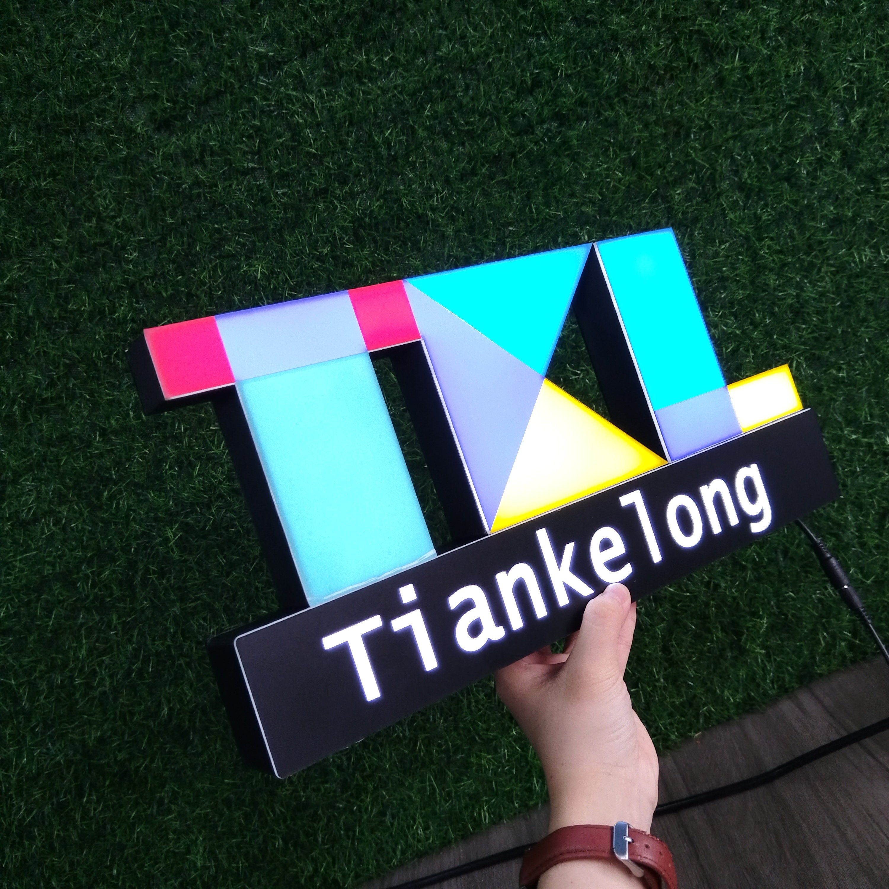 Small Acrylic Stereo Word Display Board Personalized Logo Table Plate Sign for Company Advertising