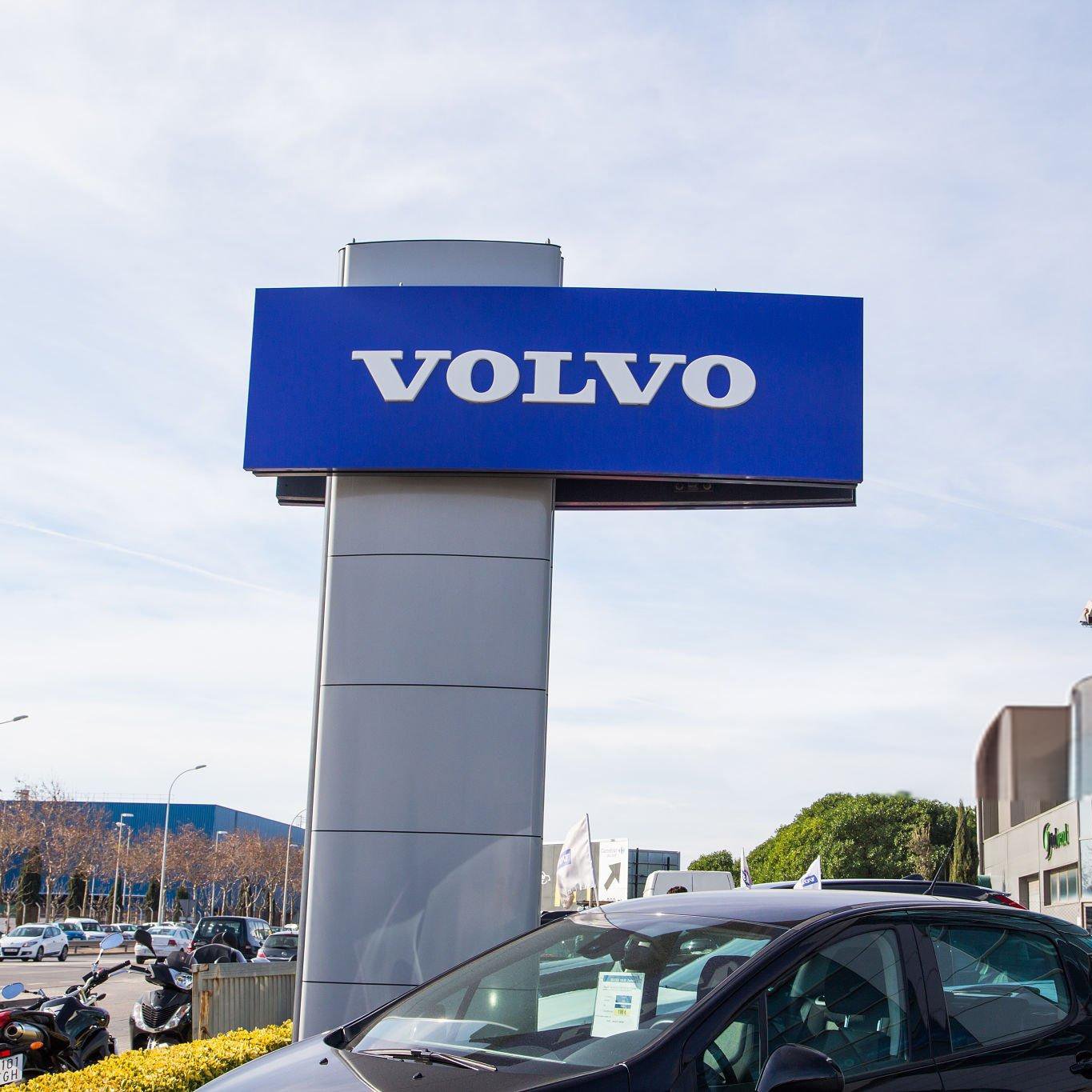 Free Standing Large Metal Volvo Pylon Sign Customizable Acrylic Message Guiding Board Car 4S Shop Colorful Lighting Advertising