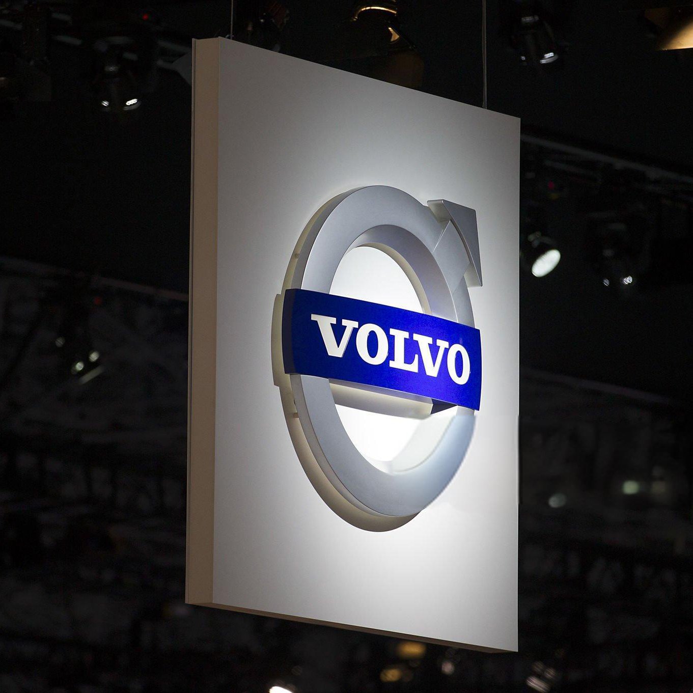 Free Standing Large Metal Volvo Pylon Sign Customizable Acrylic Message Guiding Board Car 4S Shop Colorful Lighting Advertising