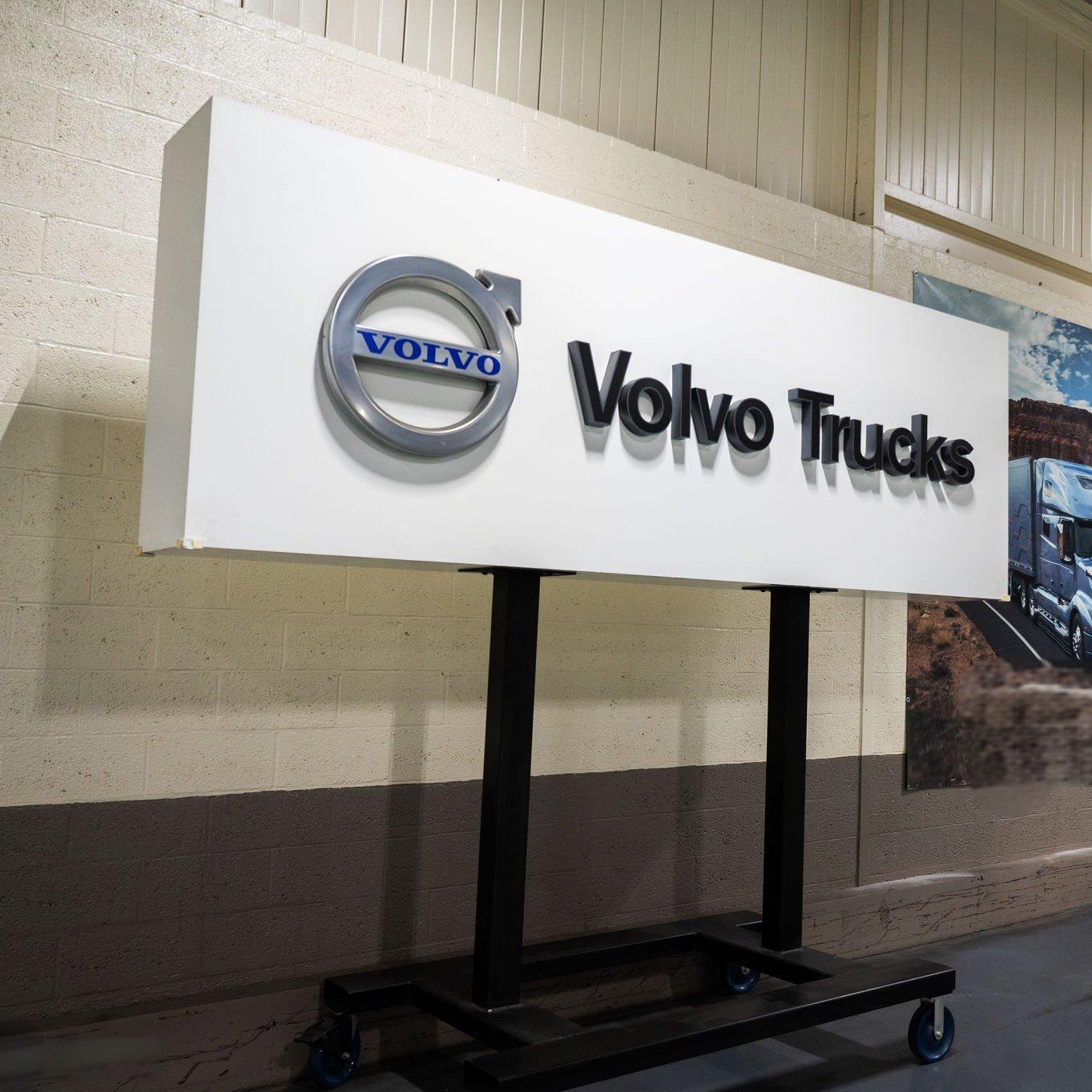 Free Standing Large Metal Volvo Pylon Sign Customizable Acrylic Message Guiding Board Car 4S Shop Colorful Lighting Advertising