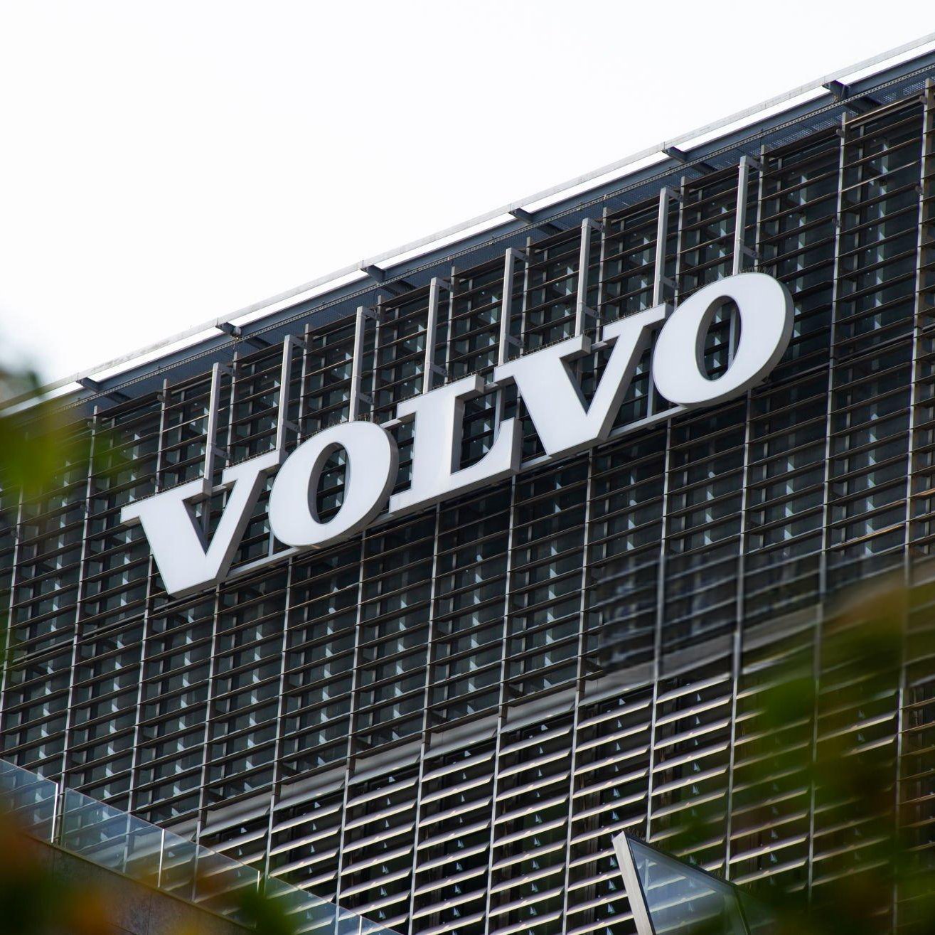 Free Standing Large Metal Volvo Pylon Sign Customizable Acrylic Message Guiding Board Car 4S Shop Colorful Lighting Advertising