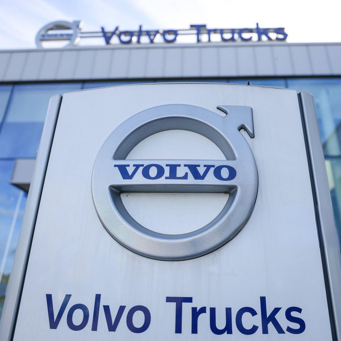Free Standing Large Metal Volvo Pylon Sign Customizable Acrylic Message Guiding Board Car 4S Shop Colorful Lighting Advertising