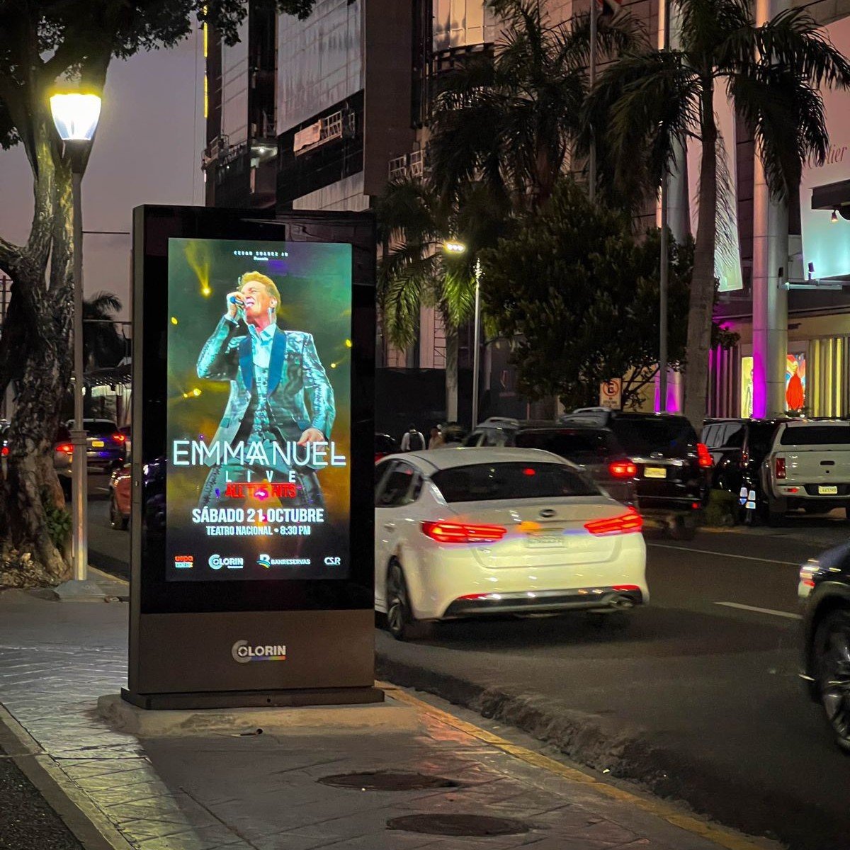 High Brightness Outdoor LCD Digital Signage Totem 5000nits 4K IP65 Touch Screen