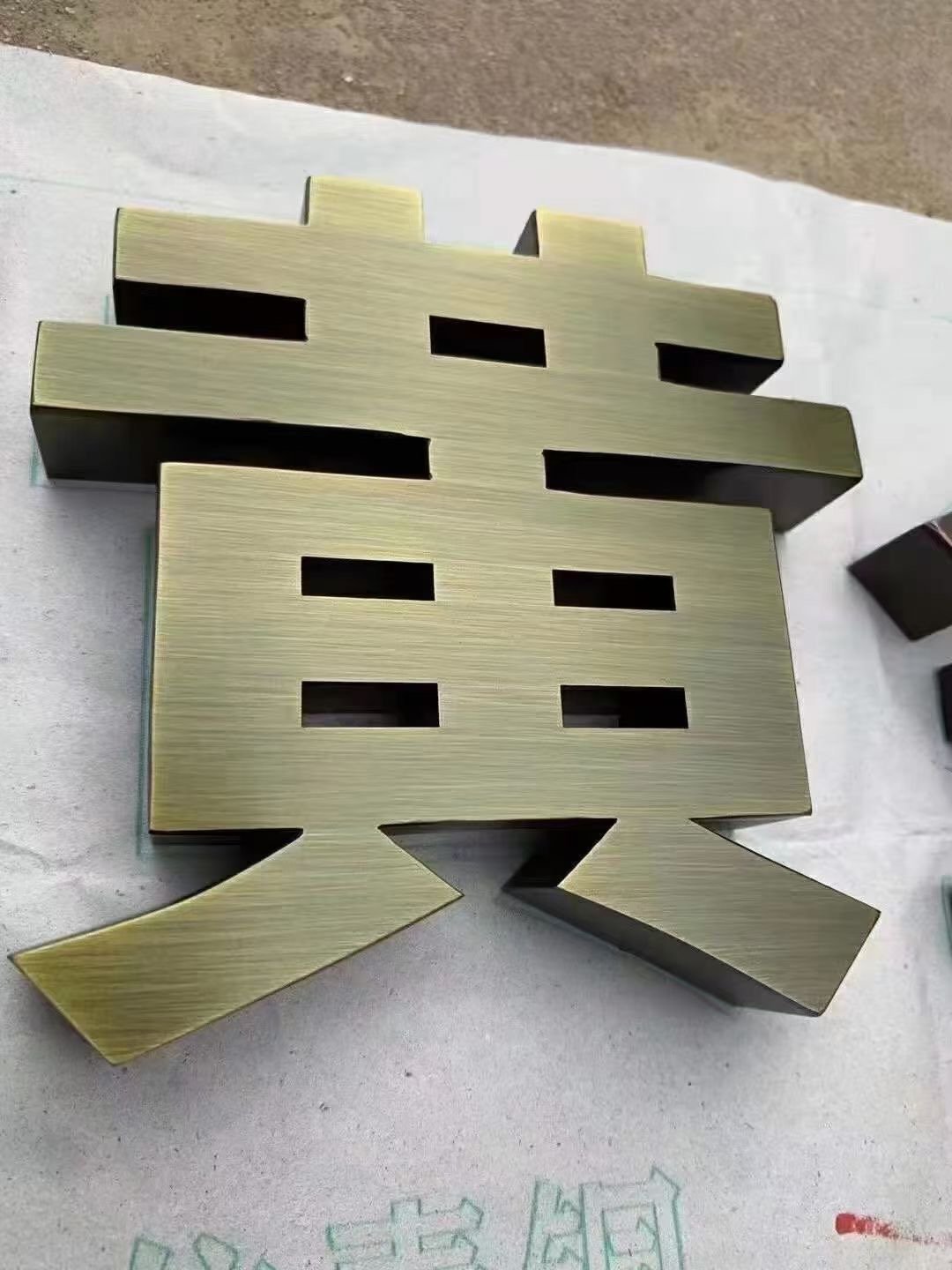HongyueCustom Outdoor Advertising Light Boxes Custom Company Name Sign Board with 3D Gold Metal Letters