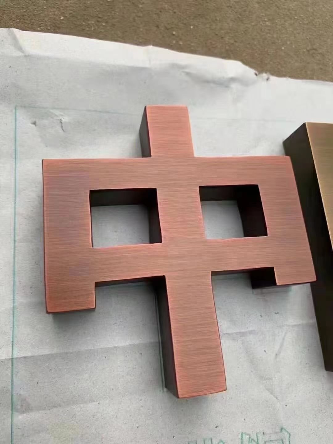 HongyueCustom Outdoor Advertising Light Boxes Custom Company Name Sign Board with 3D Gold Metal Letters