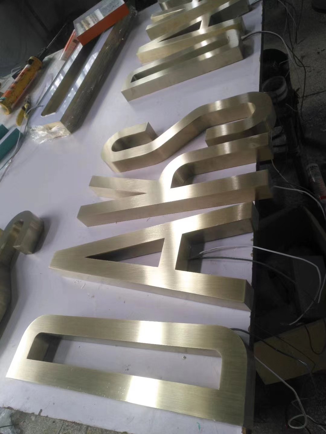 HongyueCustom Outdoor Advertising Light Boxes Custom Company Name Sign Board with 3D Gold Metal Letters