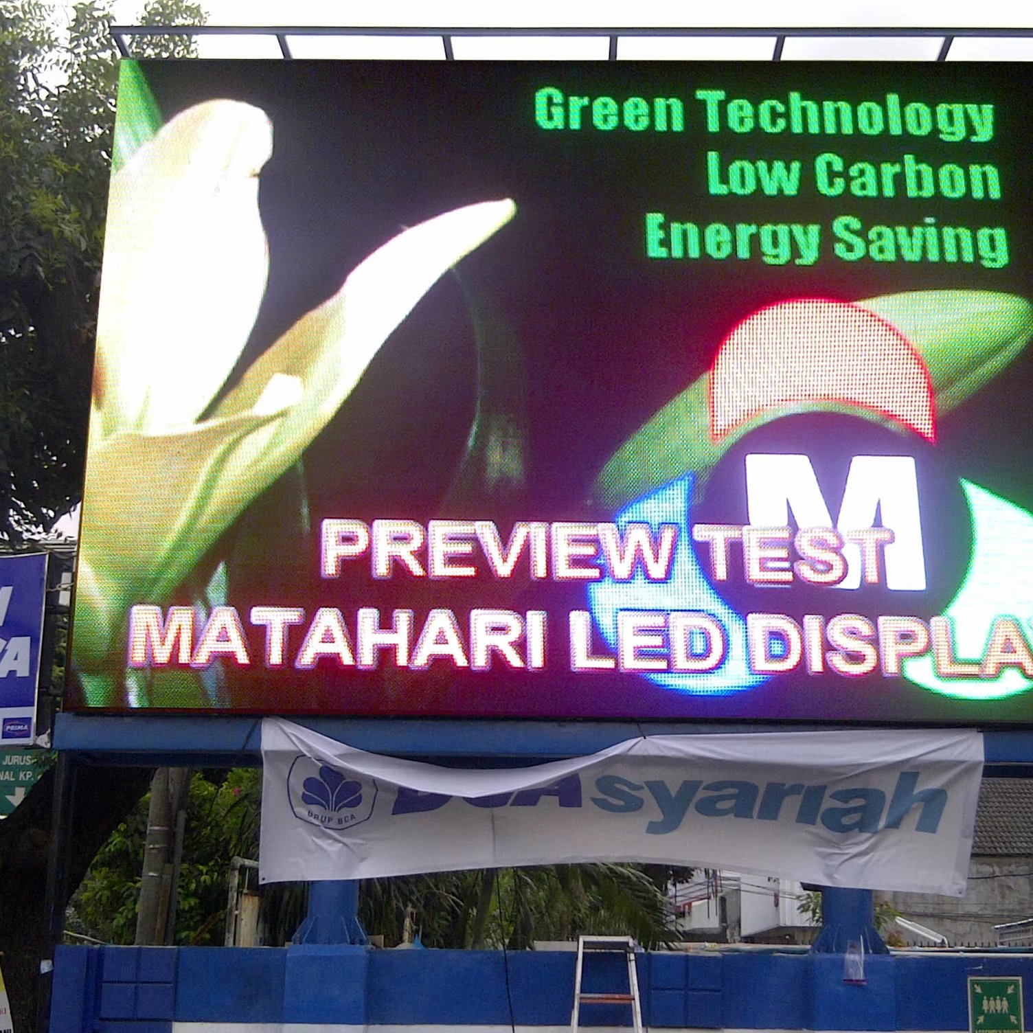 8mm Pixel Pitch Programmable Indoor/Outdoor LED Display Board for Media Advertising Self-Service Business Welcome Displays