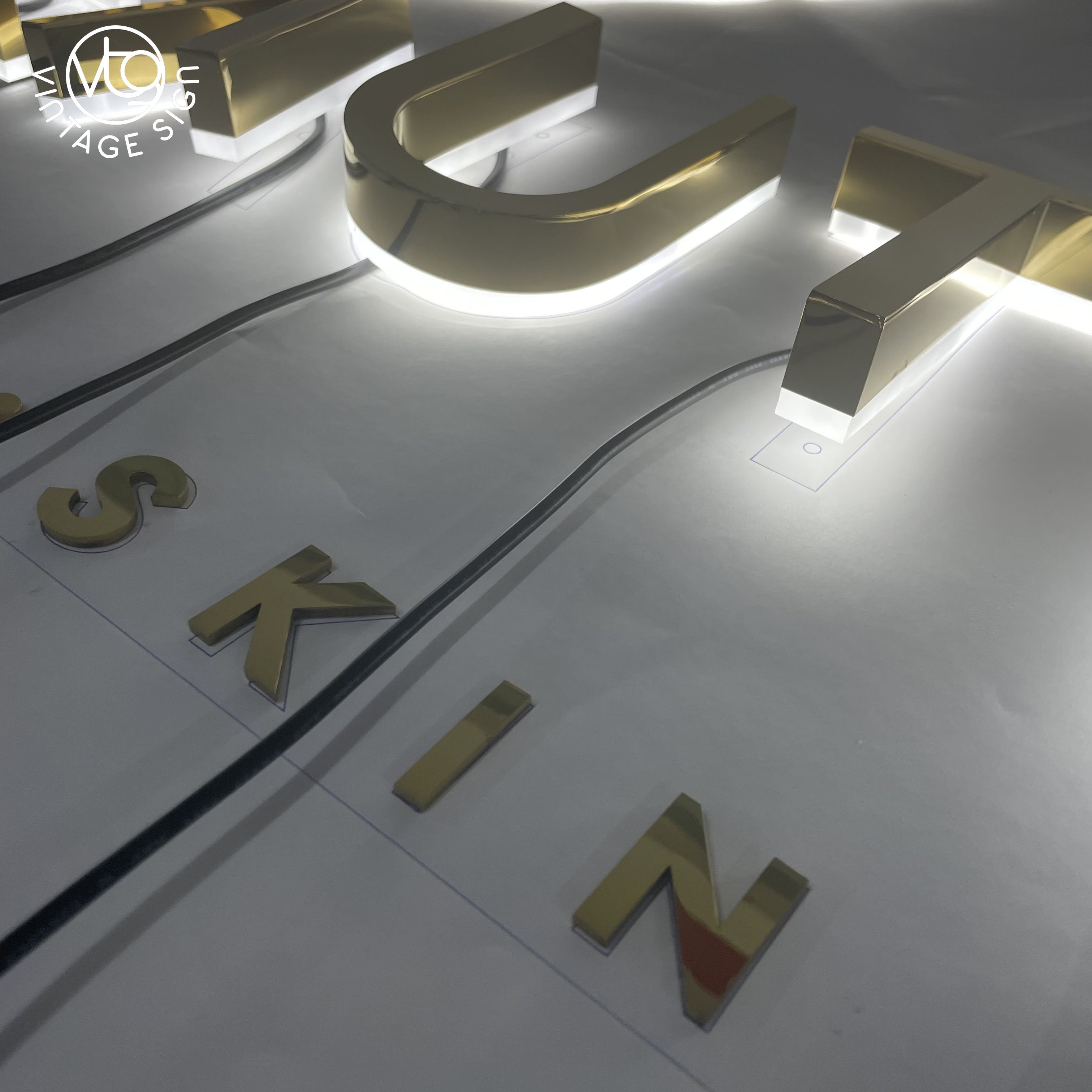 Store Front Outdoor Letter Acrylic Mini Business Logo Led Advertising Letters Sign Outdoor Waterproof Metal Led Channel Letters
