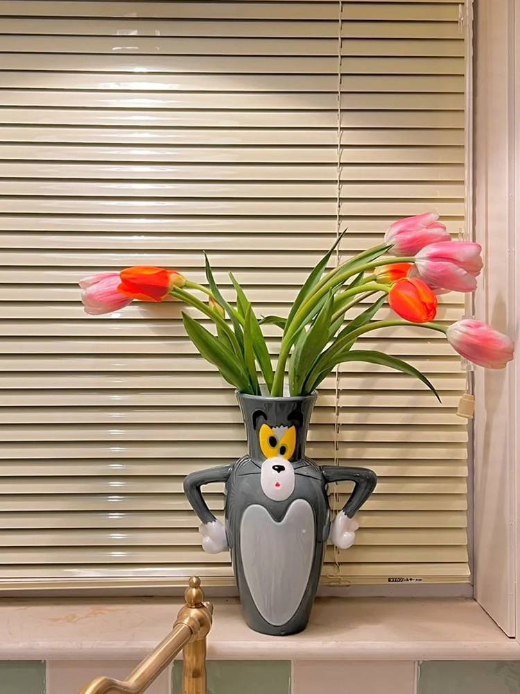 American "Tom Cat" Art vase