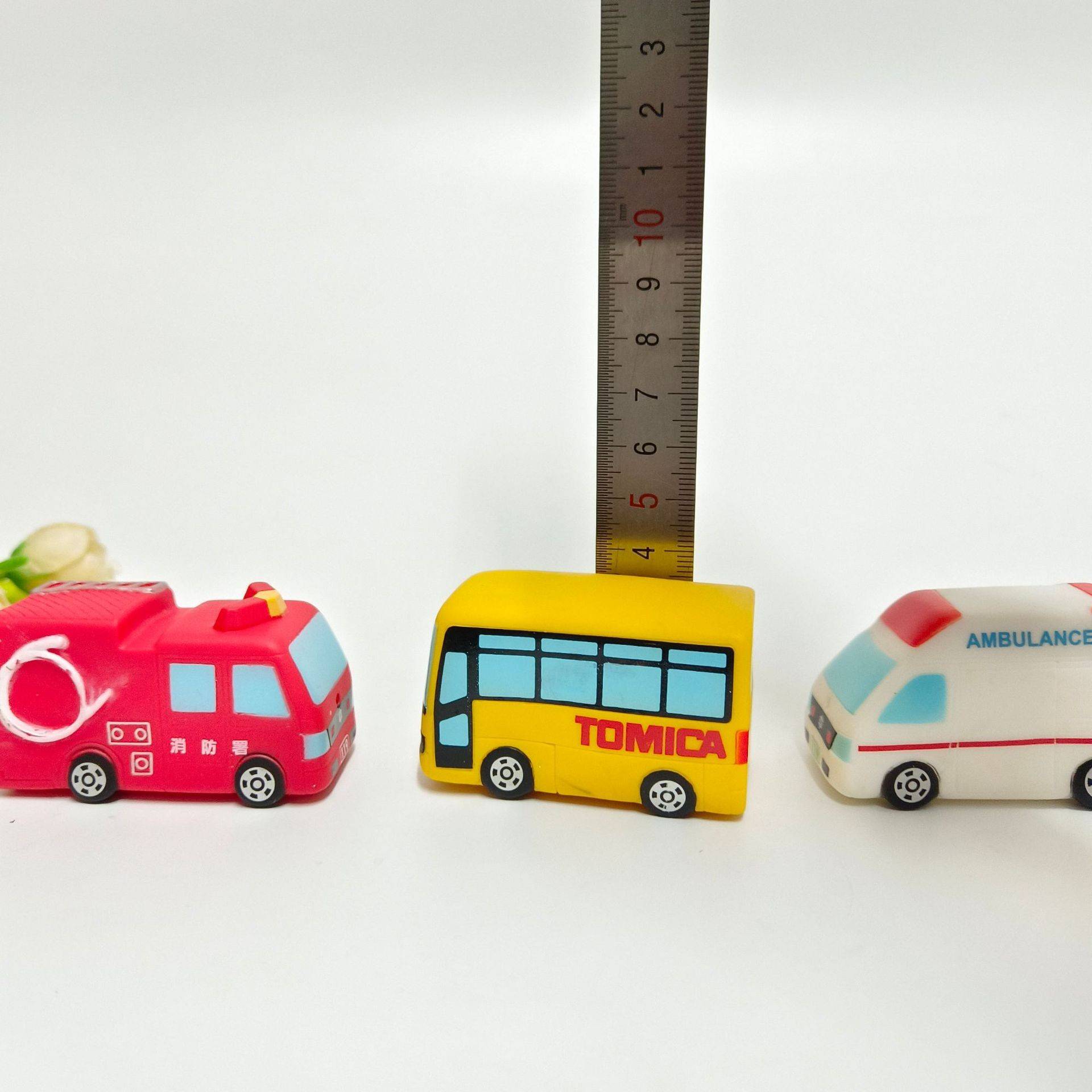 Hobbly enamel gum car doll Gacha micro decoration