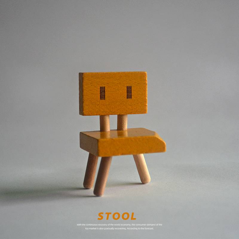 The cute three -legged small bench workmanship is good