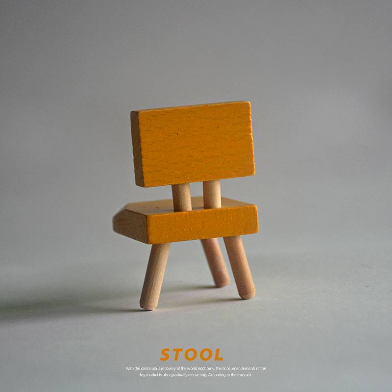 The cute three -legged small bench workmanship is good