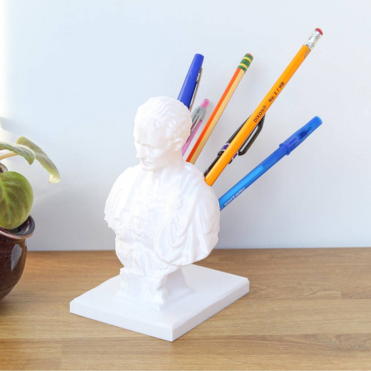 Cross -border new product creative figure shape Caesar big desk with pen plug pen seat storage ornaments desktop and pen holder