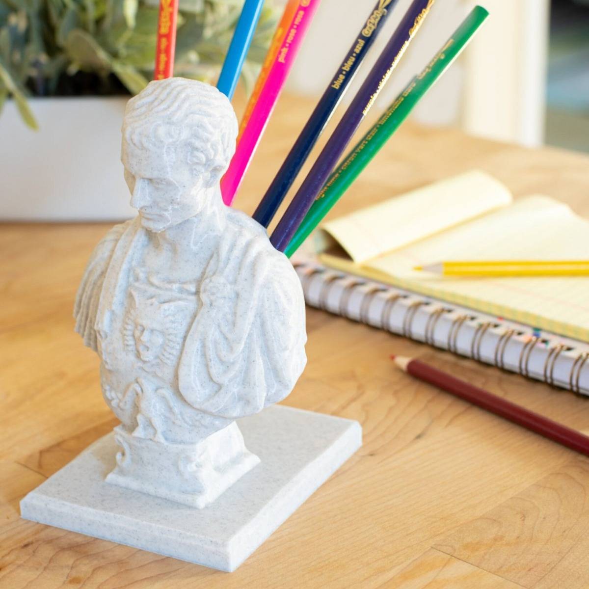Cross -border new product creative figure shape Caesar big desk with pen plug pen seat storage ornaments desktop and pen holder