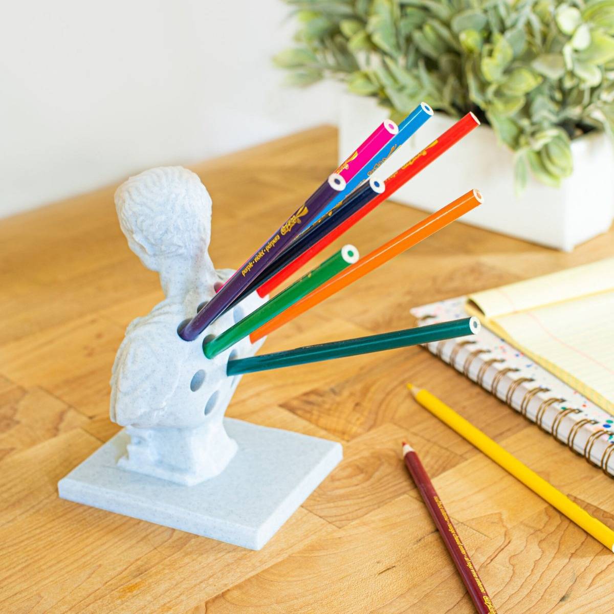 Cross -border new product creative figure shape Caesar big desk with pen plug pen seat storage ornaments desktop and pen holder