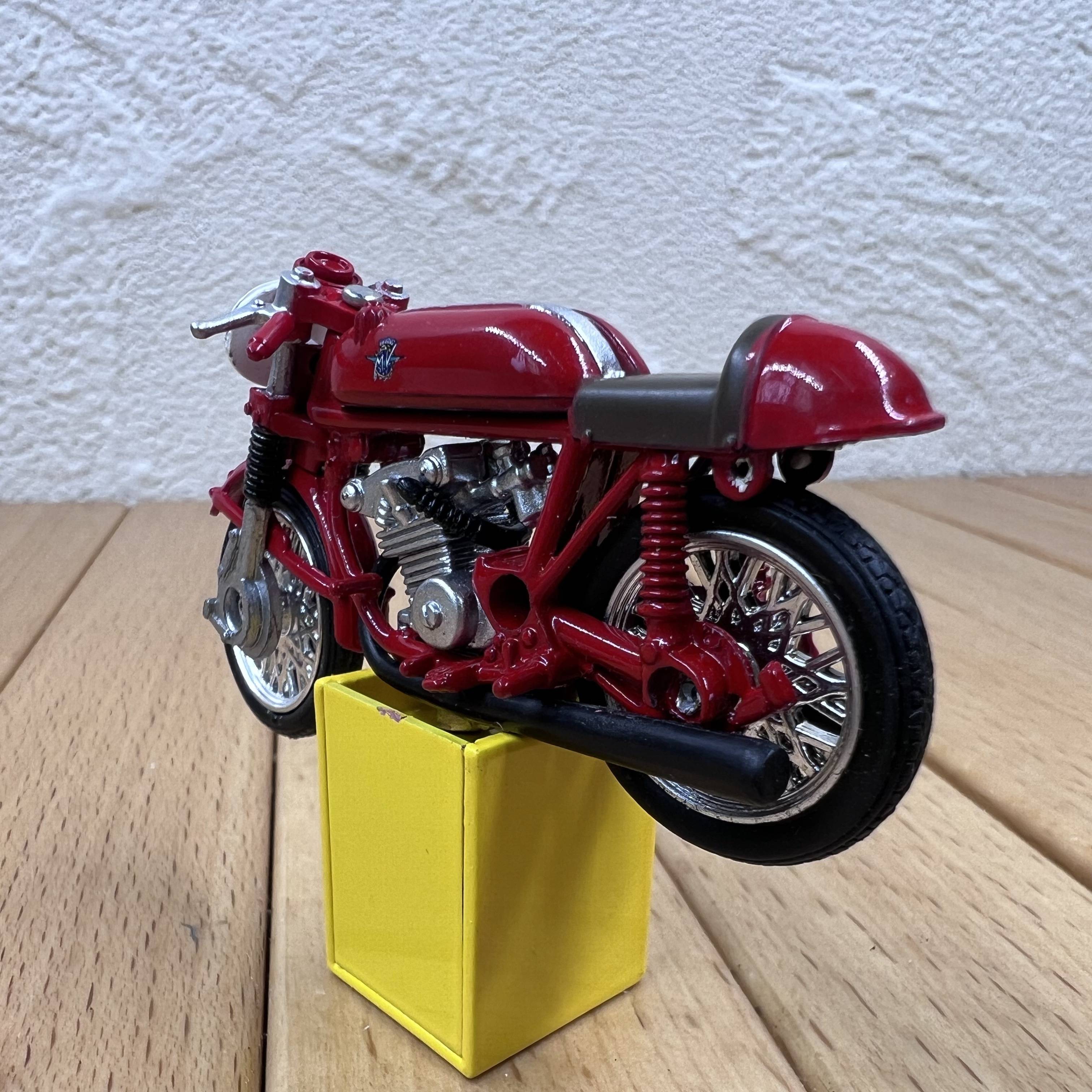1:32 Augusta classic old -fashioned motorcycle alloy model decoration retro racing line scene setting