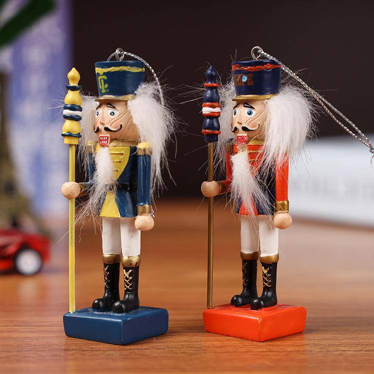 Dongguan factory custom hot -selling explosion walnut folder hand -made character resin doll handicraft ornaments