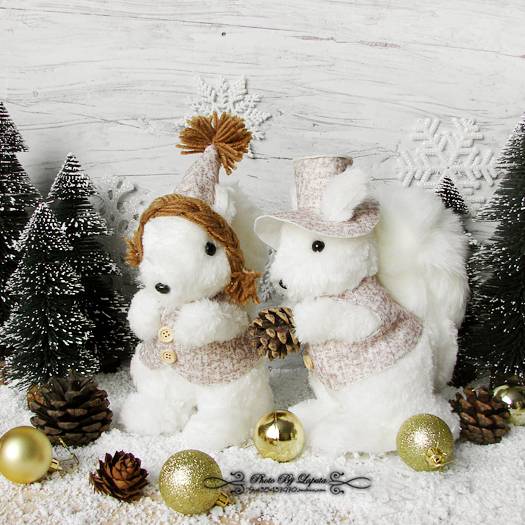 Warm winter.Plightened plush couples pine squirrel Christmas wedding festival festival layout of decoration wedding gifts