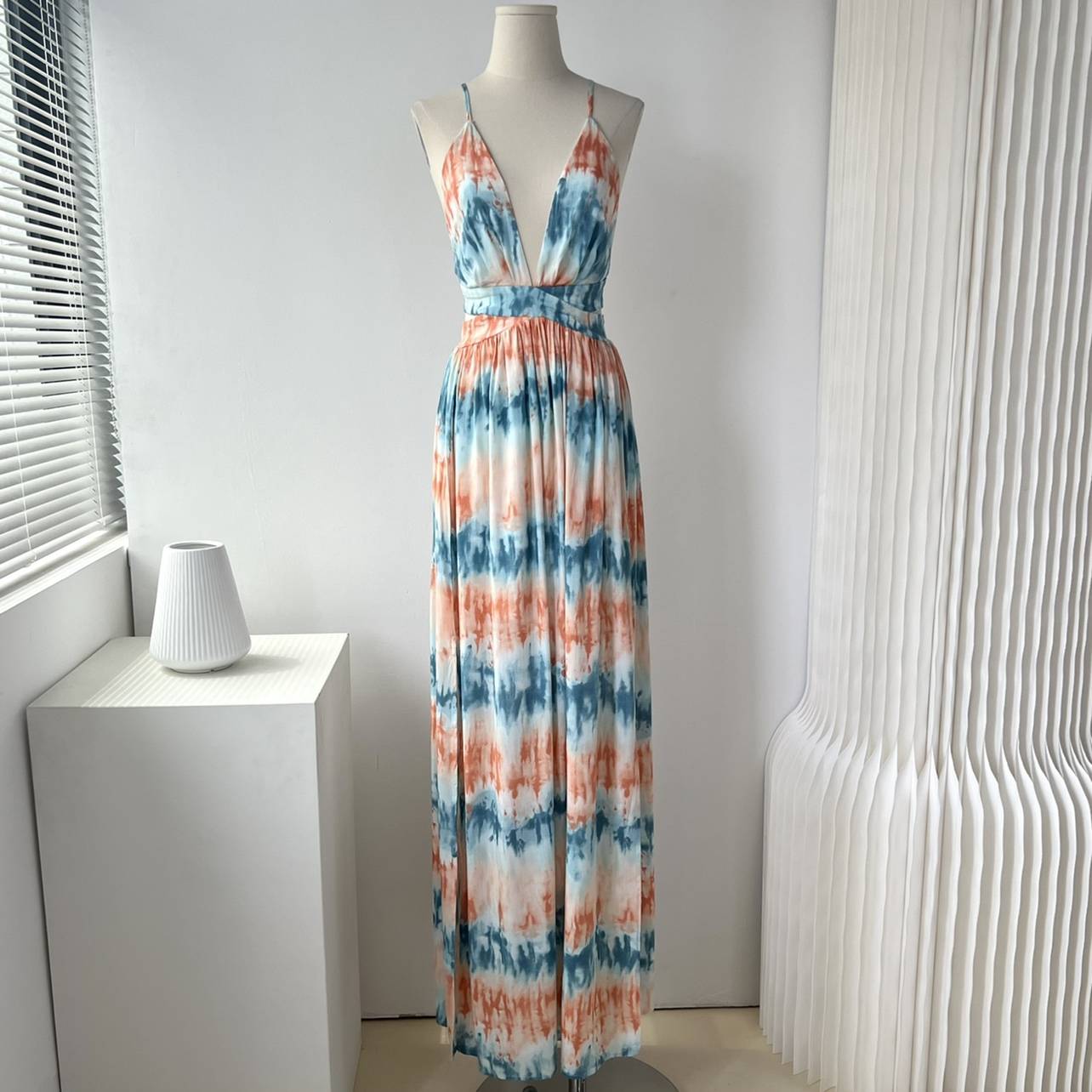 Original single vacation style French tie -dyeing printing deep V -neck tie revealing high waist sexy large swing dress