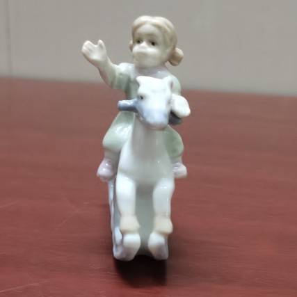 Original single -end hand -painted ceramic childhood memory riding Trojan girl full porcelain ornaments creative gift crafts