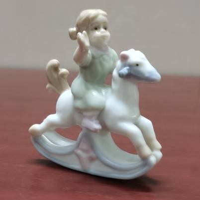 Original single -end hand -painted ceramic childhood memory riding Trojan girl full porcelain ornaments creative gift crafts