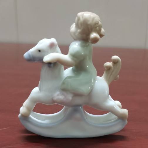 Original single -end hand -painted ceramic childhood memory riding Trojan girl full porcelain ornaments creative gift crafts