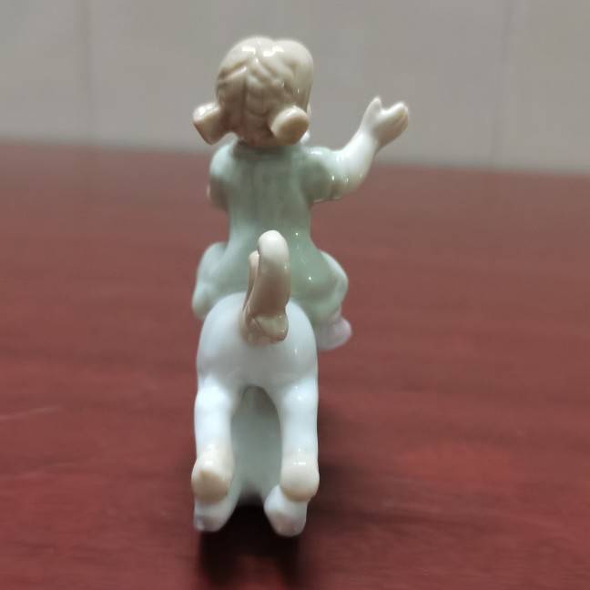 Original single -end hand -painted ceramic childhood memory riding Trojan girl full porcelain ornaments creative gift crafts