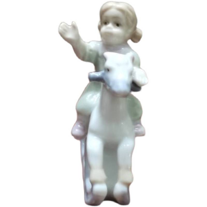 Original single -end hand -painted ceramic childhood memory riding Trojan girl full porcelain ornaments creative gift crafts