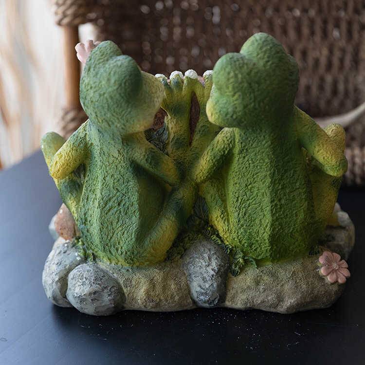 Resin base ornaments The frog family