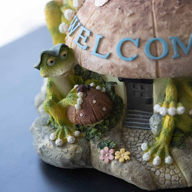Resin base ornaments The frog family
