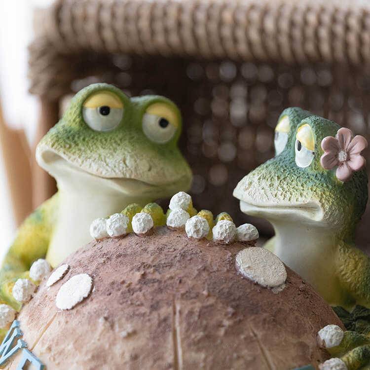 Resin base ornaments The frog family