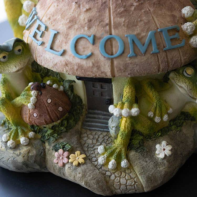 Resin base ornaments The frog family