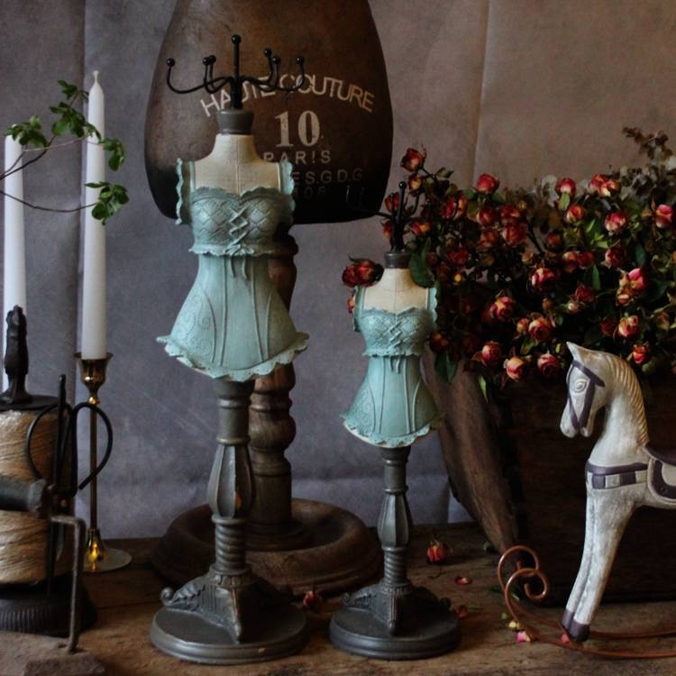 American retro making old resin iron model jewelry rack