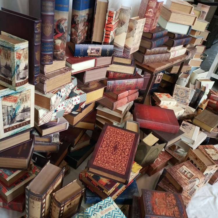 The whole pile of 100 special prices of the freshly imitated bookshelf decorative book box