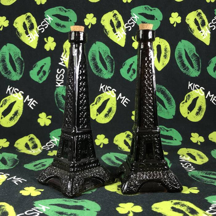 Eiffel Tower -shaped home glass decoration can be done
