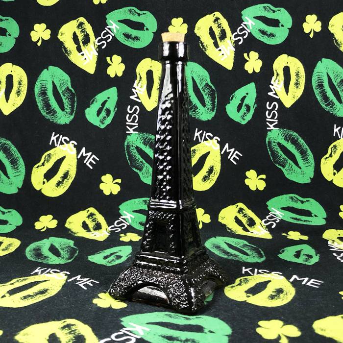 Eiffel Tower -shaped home glass decoration can be done