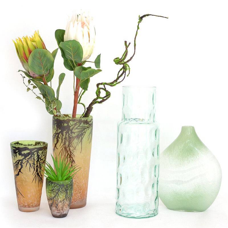 Export carving glass vases can be inserted with water and simulation flowers and other ornaments.