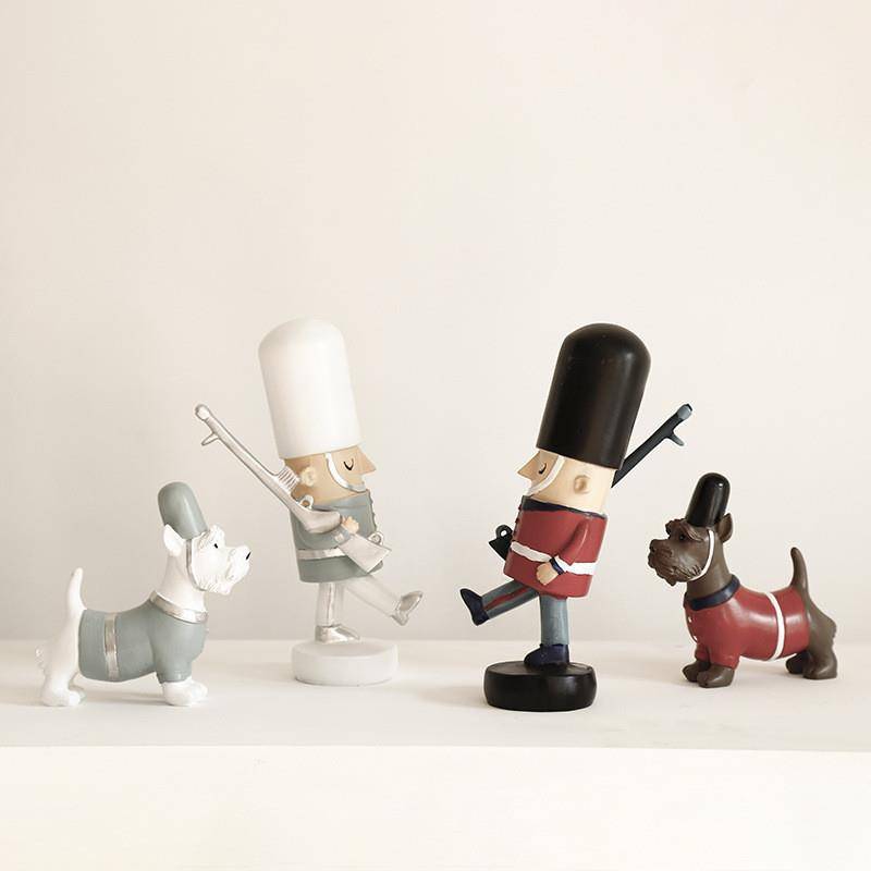 Creative living room walnut clip wood puppet small ornament British soldier home decoration wine cabinet furnishings soft decoration