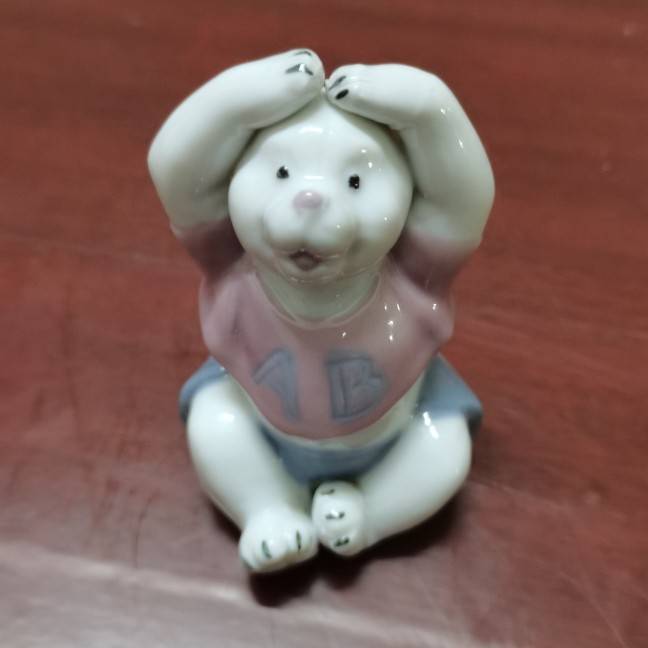 Exit original single -tail hand -painted ceramics sitting with cartoon female bear full porcelain ornaments creative gift crafts