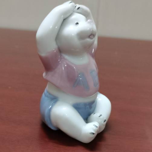 Exit original single -tail hand -painted ceramics sitting with cartoon female bear full porcelain ornaments creative gift crafts