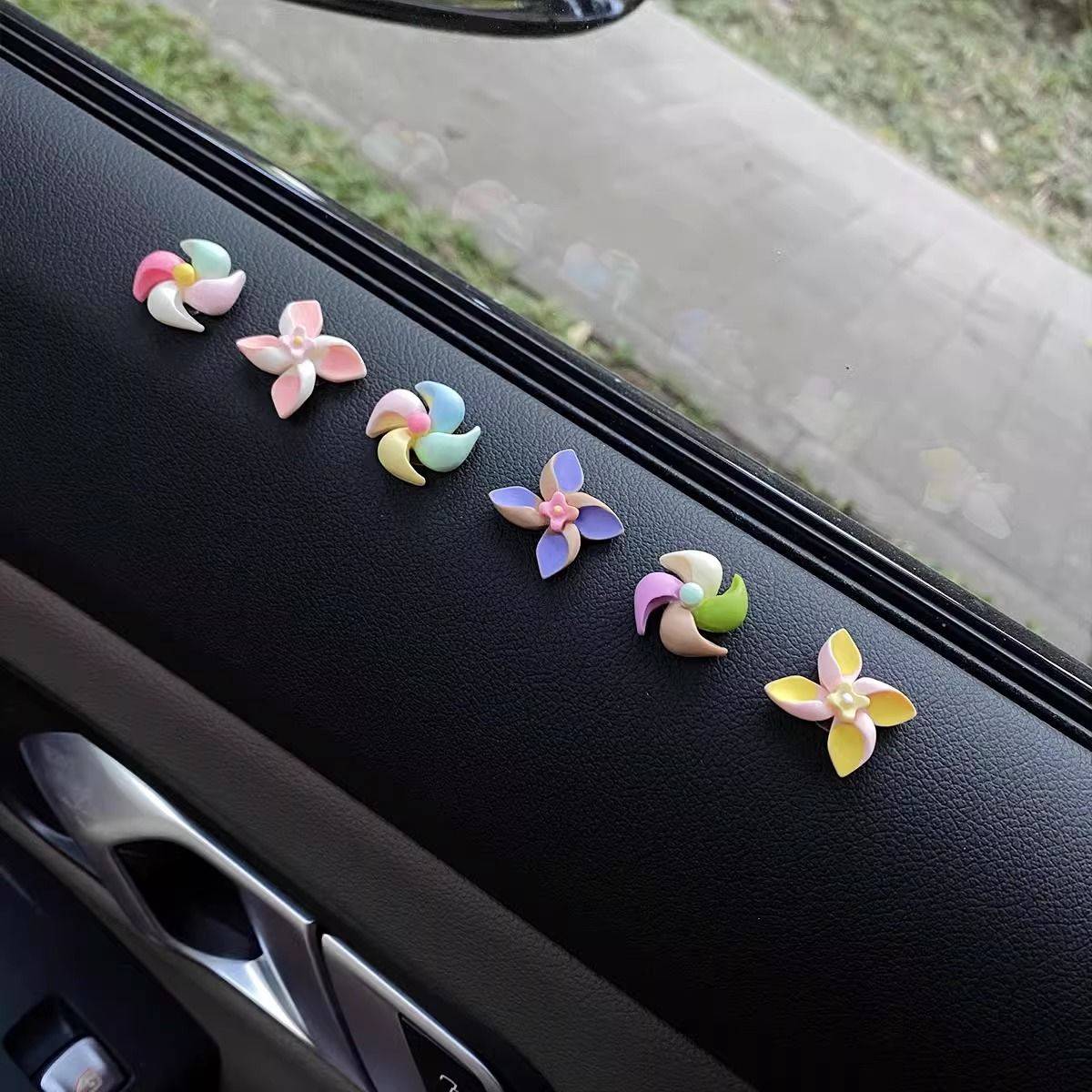 Car new wind car rotating gyro creative decoration sticker small decorative car interior jewelry ladies cute car