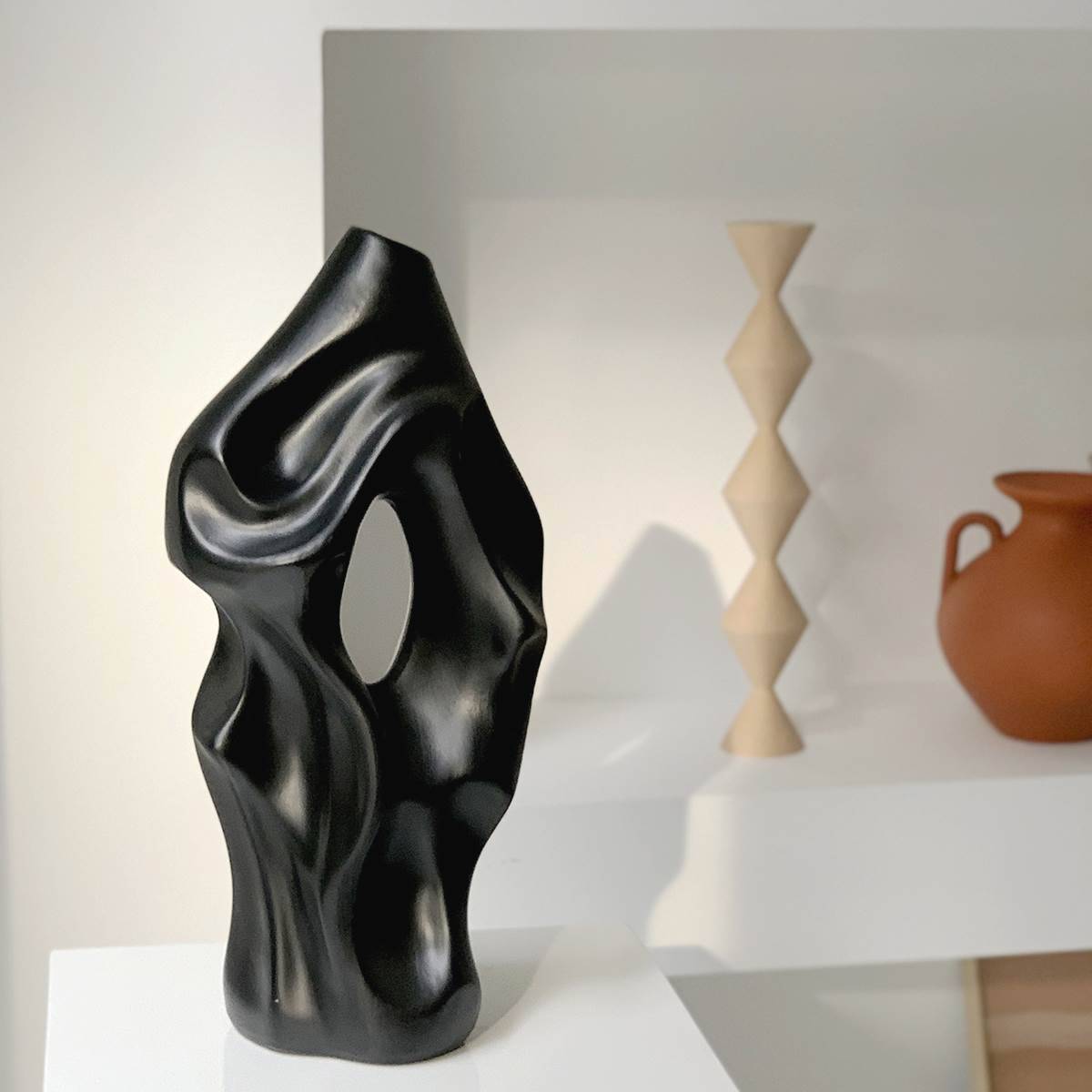 Secret truck Middle -style vase Black and white resin abstract art ornaments