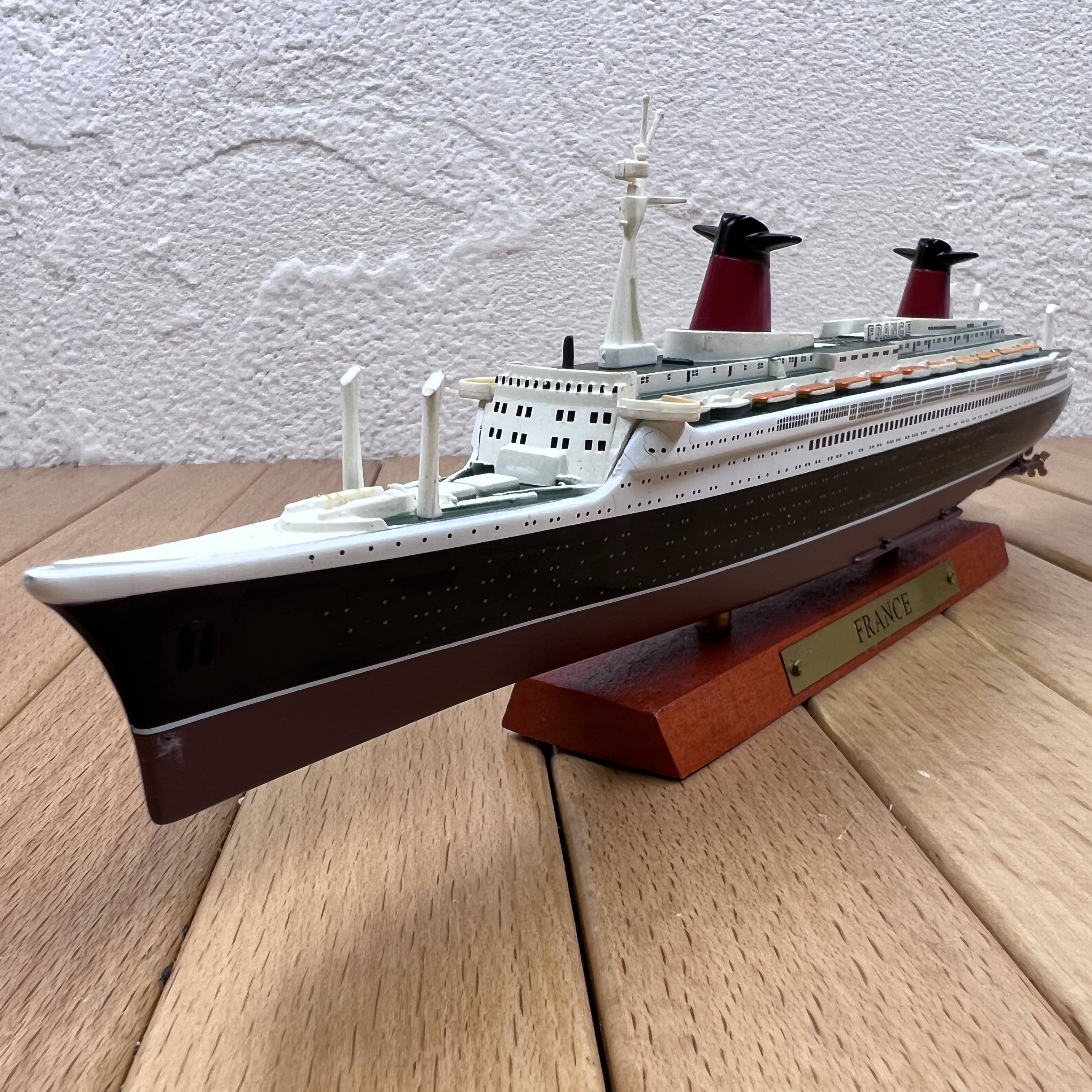 1: 1250 French West luxury cruise ship classic old -fashioned alloy model ornaments luxury cruise scenes set up