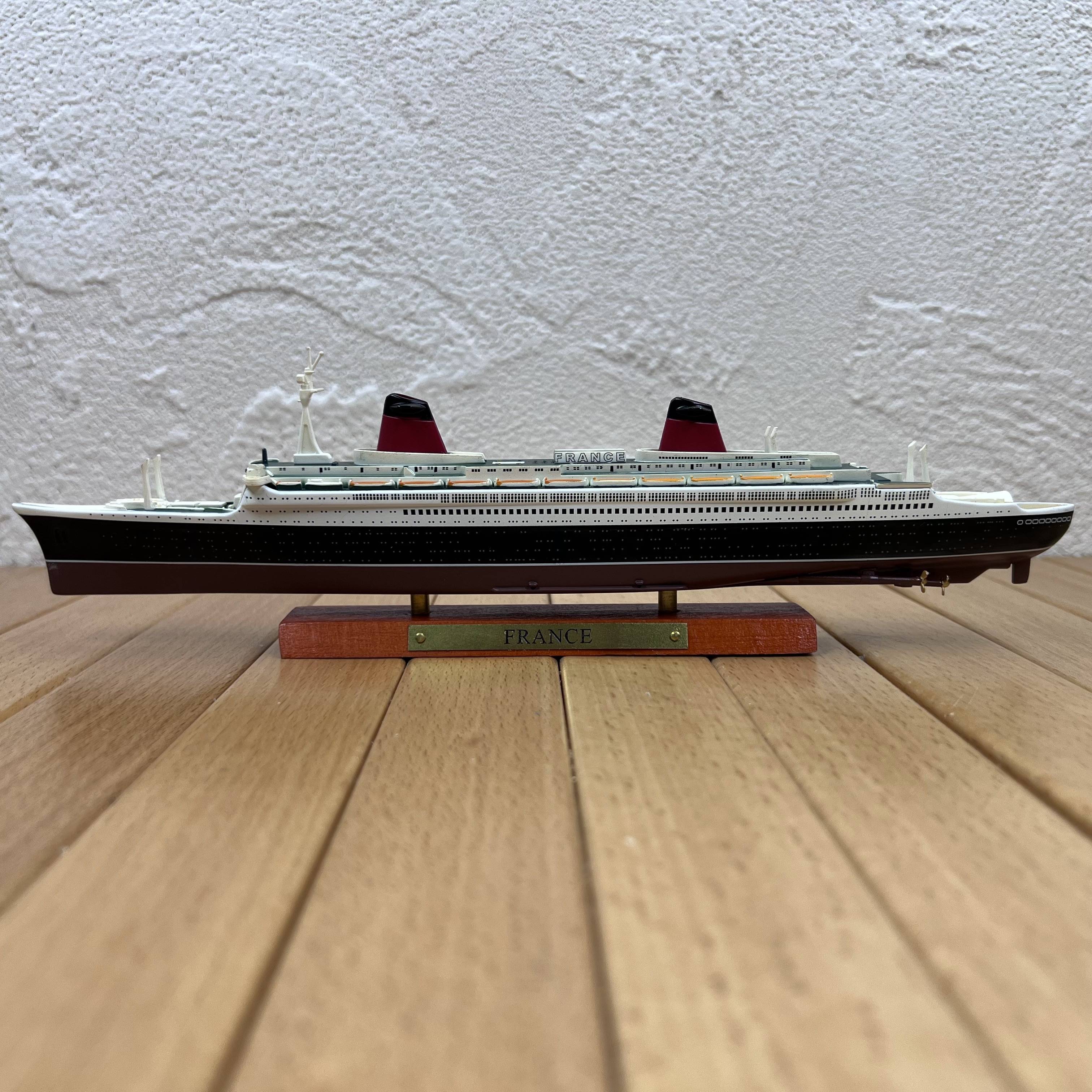 1: 1250 French West luxury cruise ship classic old -fashioned alloy model ornaments luxury cruise scenes set up