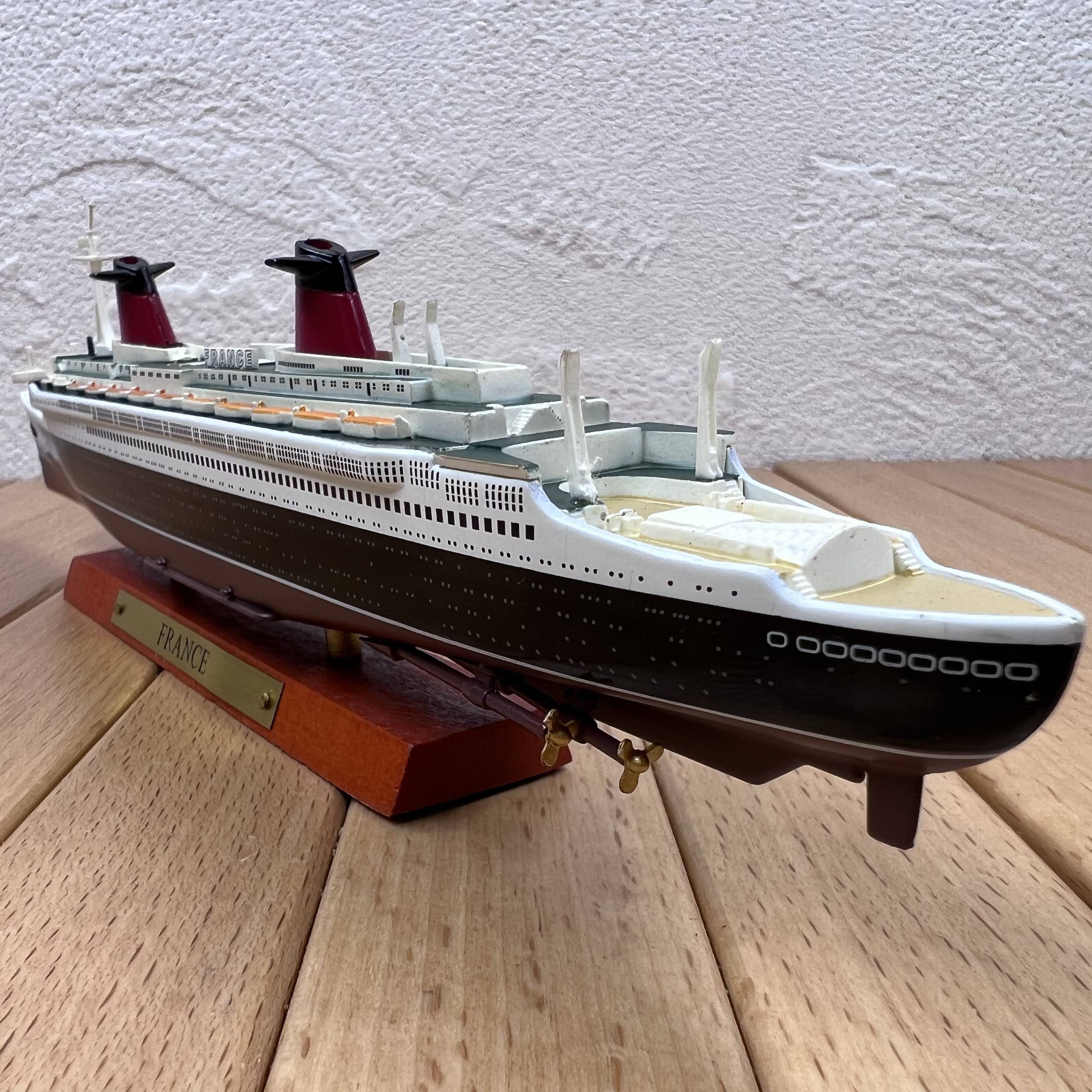 1: 1250 French West luxury cruise ship classic old -fashioned alloy model ornaments luxury cruise scenes set up