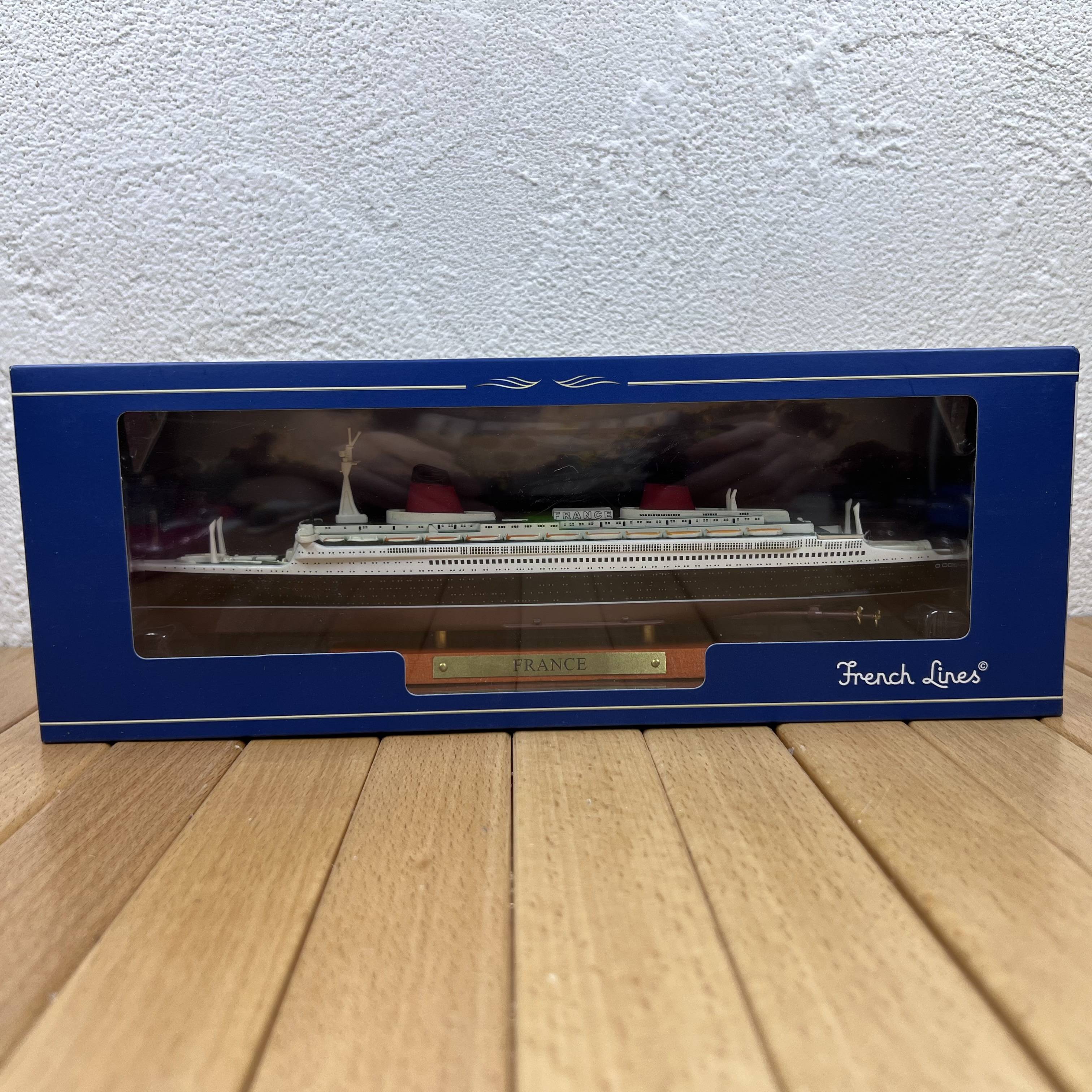 1: 1250 French West luxury cruise ship classic old -fashioned alloy model ornaments luxury cruise scenes set up