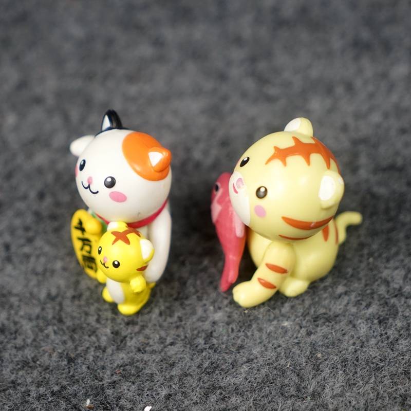 The Japanese single kitten has a desktop hand -to -hand ornament defect every year