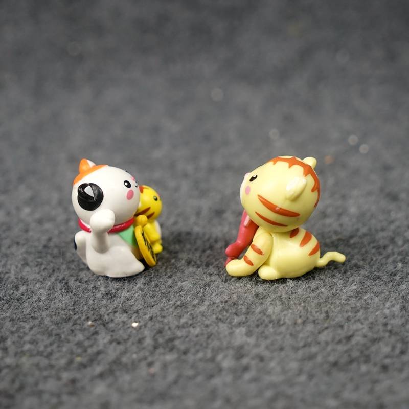 The Japanese single kitten has a desktop hand -to -hand ornament defect every year