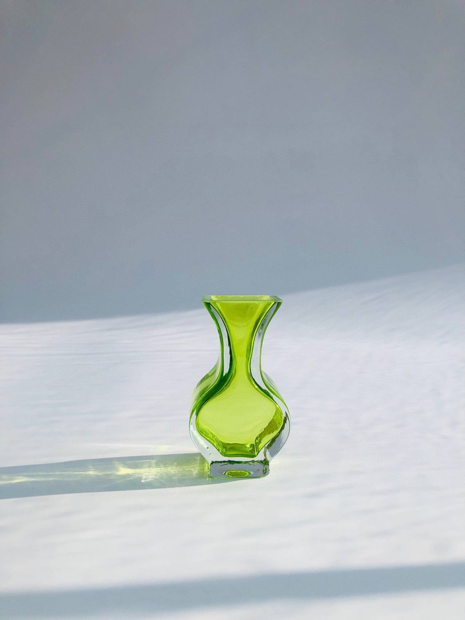 [Middle Flower Bottle] Old cargo vintage green pure handmade glazed INS atmosphere sense ornaments