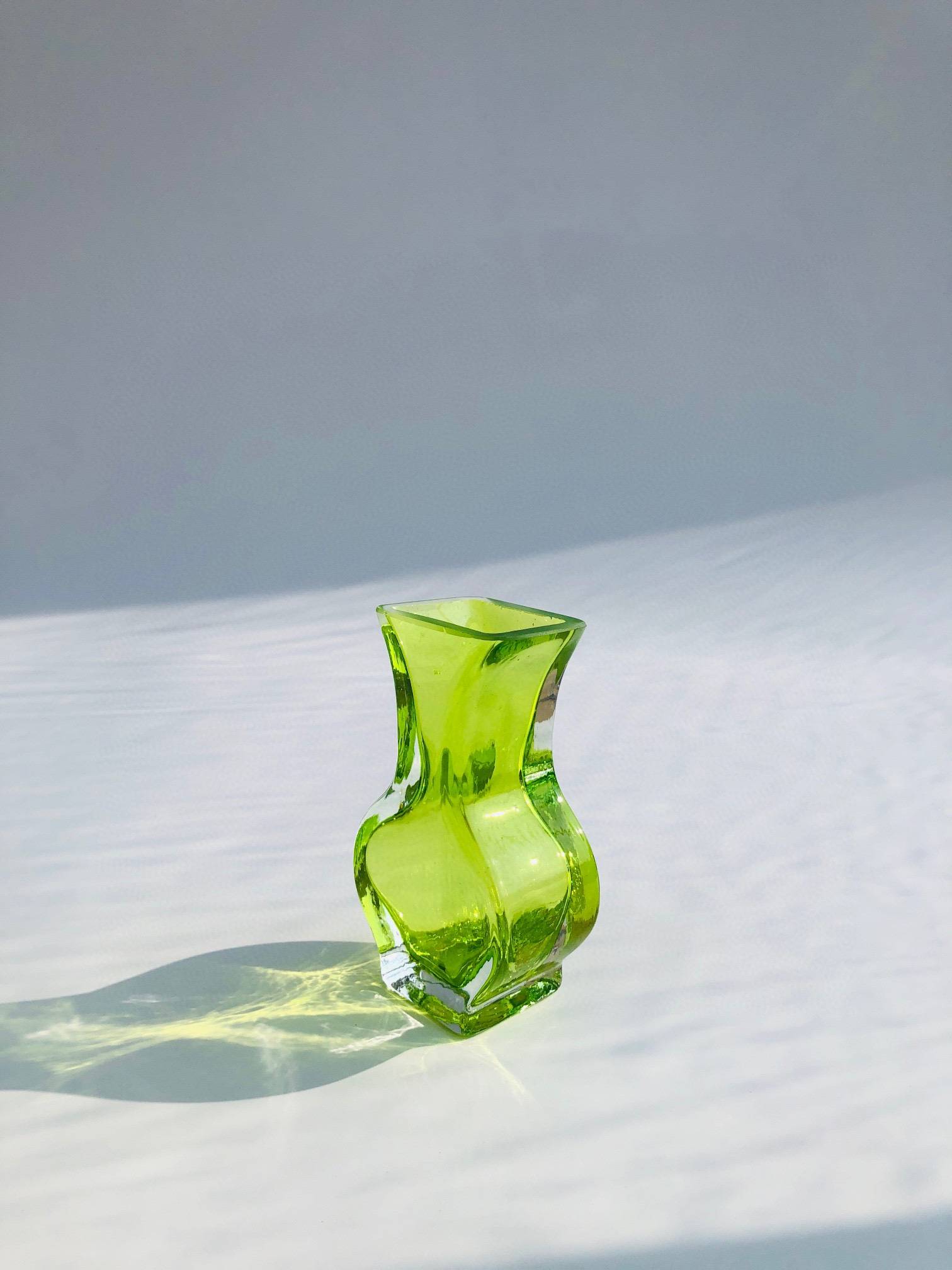 [Middle Flower Bottle] Old cargo vintage green pure handmade glazed INS atmosphere sense ornaments